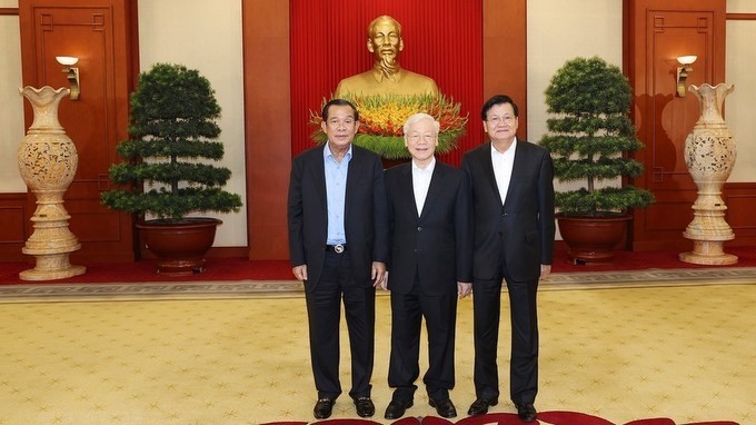 General Secretary of the Communist Party of Vietnam Nguyen Phu Trong (middle), General Secretary of the Lao People's Revolutionary Party and President of Laos Thongloun Sisoulith (left) and President of the Cambodian People’s Party and Prime Minister of Cambodia Hun Sen pose a photo at the meeting in Hanoi. (Photo: VNA)