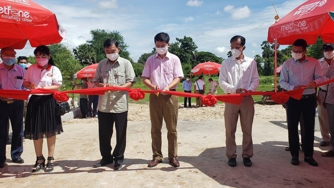 The ribbon-cutting ceremony to launch the project in Cambodia. (Photo: VNA)