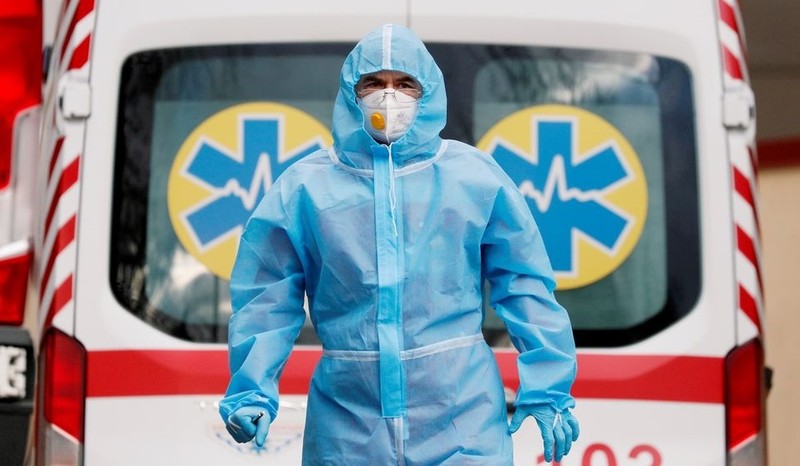 A medical worker wearing protective gear stands next to an ambulance outside a hospital for patients infected with COVID-19 in Kyiv, Ukraine, November 24, 2020. (Photo: Reuters) 