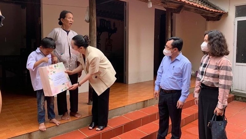Online learning devices presented to needy children in Hanoi's Thach That.