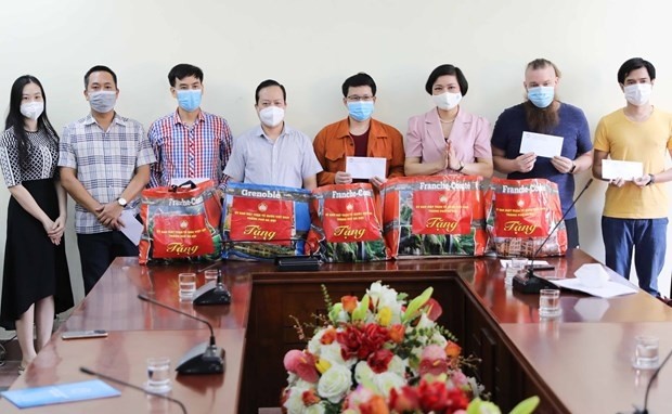 The Hanoi Union of Friendship Organisations in collaboration with the Vietnam Fatherland Front Committee of Dong Da district presented gifts to foreigners living in Dong Da district who are affected by the COVID-19 pandemic. (Photo: VNA)