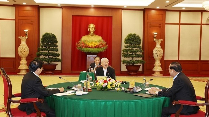 General Secretary of the Communist Party of Vietnam Nguyen Phu Trong (middle), General Secretary of the Lao People's Revolutionary Party and President of Laos Thongloun Sisoulith (left) and President of the Cambodian People’s Party and Prime Minister of Cambodia Hun Sen at the meeting in Hanoi on September 26. (Photo: VNA)