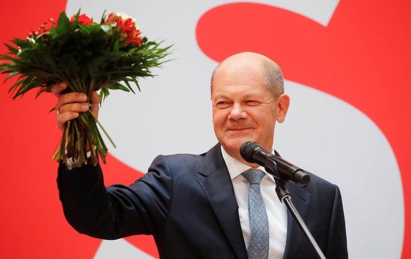 Social Democratic Party (SPD) leader and top candidate for chancellor Olaf Scholz holds a bouquet of flowers at their party leadership meeting. (Photo: Reuters)