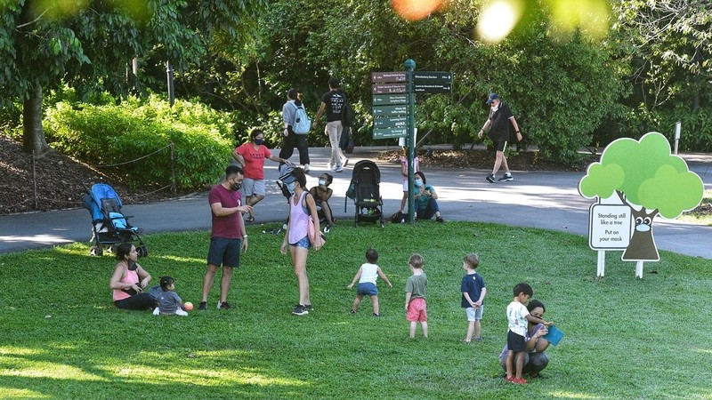 Singaporeans gather at the Botanic Gardens. (Photo: VNA)
