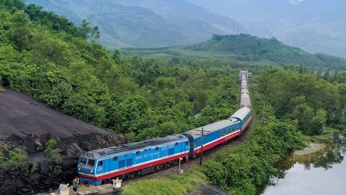 A trans-nation Thong Nhat (reunification) passenger train. (Photo via hanoimoi.com.vn)