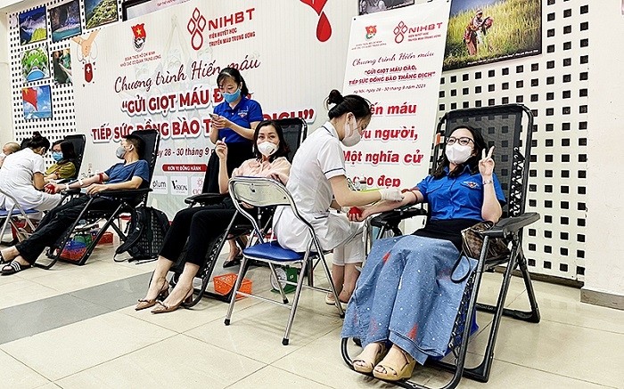 Youth union members of Nhan Dan (People) Newspaper donating their blood at the event. 