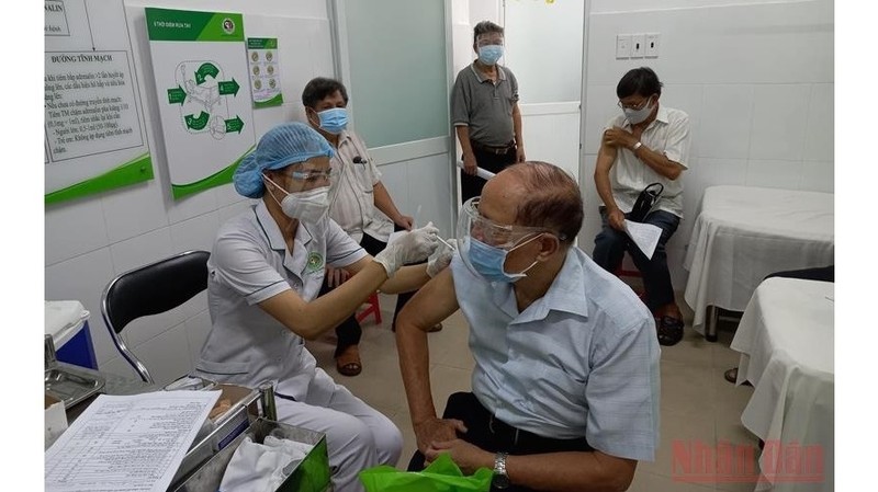 A person in Thu Duc city is vaccinated against COVID-19.