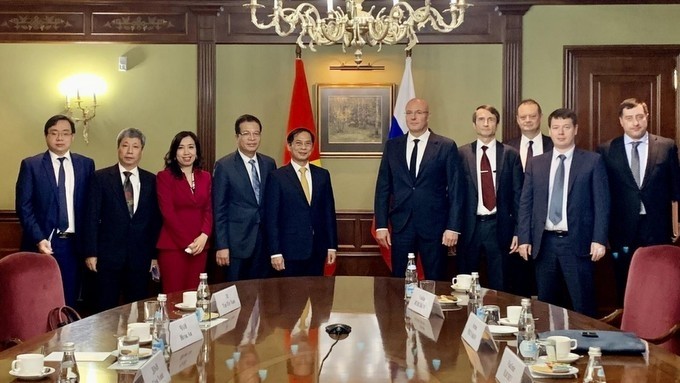 At the meeting between Vietnamese Minister of Foreign Affairs Bui Thanh Son (fifth from left) and Russian Deputy Prime Minister Dmitry Chernyshenko. (Photo: baoquocte.vn)