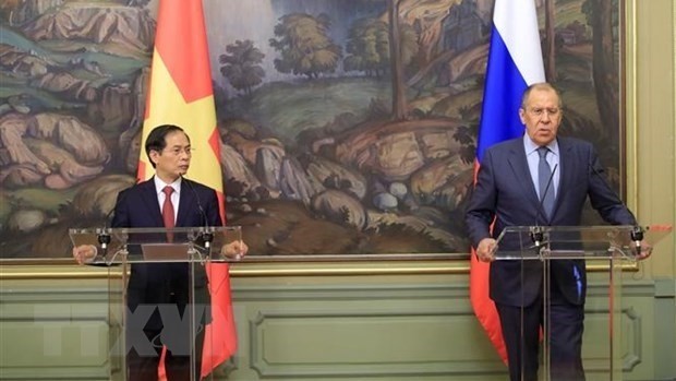 Vietnamese Minister of Foreign Affairs Bui Thanh Son (left) and Russian counterpart Sergei Lavrov in a joint press conference on September 28. (Photo: VNA)