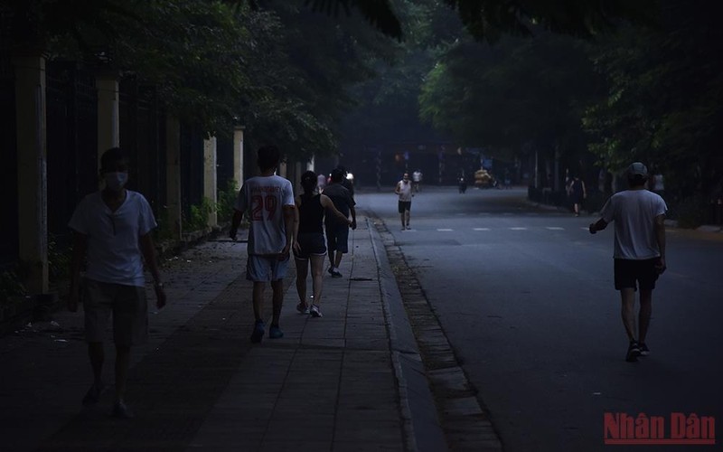 From 5 am, Hanoi people began returning to their daily outdoor exercise and sports routines. (Photo: Minh Duy)