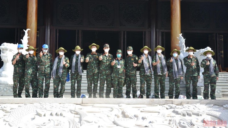 Participants pose for a group photo at the Sai Gon – Cho Lon – Gia Dinh Revolutionary Tradition Monument.