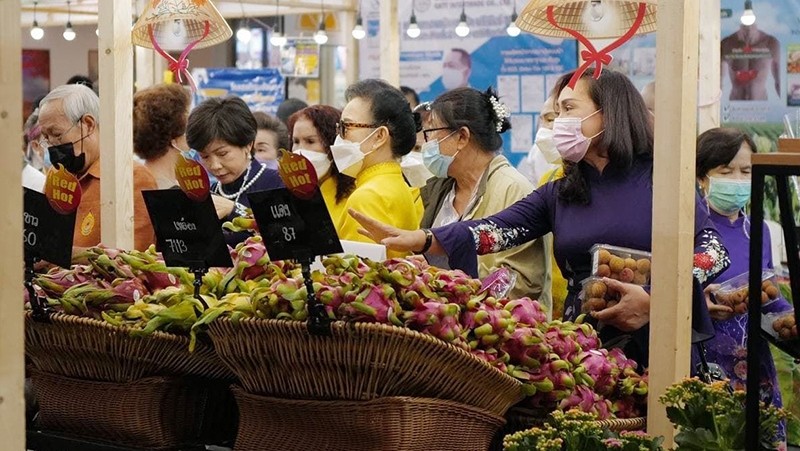 Thai customers buy dragon fruit and lychee imported from Vietnam.