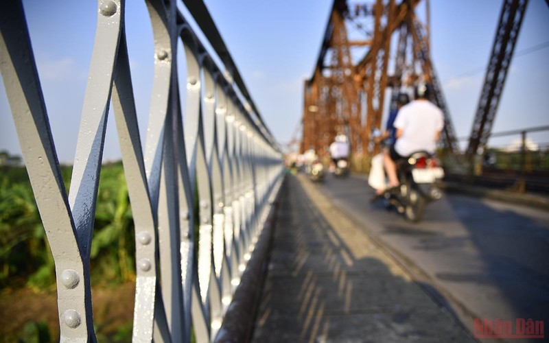 Construction of the bridge began in September 1898, designed by the French, with the railway running in between two lanes for pedestrians and two-wheeled vehicles.