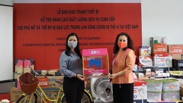 Elisa Fernandez Saenz, UN Women Country Representative (R), hands over the donations to Duong Ngoc Linh, Director of the Centre for Women and Development. (Photo: UN Women)