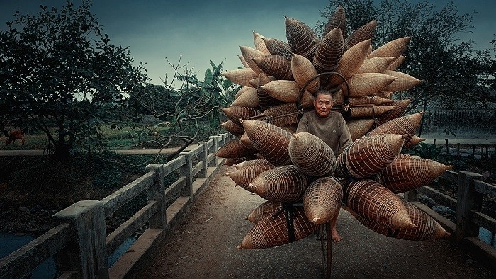 The photo “Bamboo baskets seller” by Vietnamese photographer Ly Hoang Long (Photo: https://www.all-about-photo.com/)