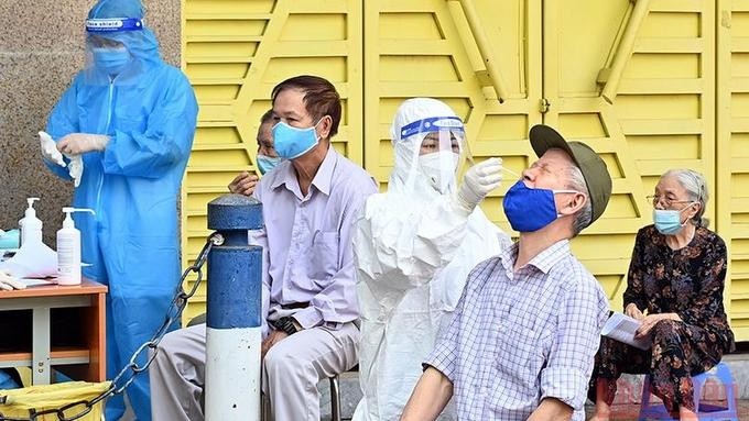Vietnam recorded 5,490 new COVID-19 infections in the past 24 hours to 5pm on October 2. (Photo: NDO)