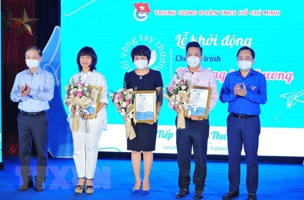 Member of the Party Central Committee and First Secretary of the Ho Chi Minh Communist Youth Union Central Committee Nguyen Anh Tuan (first from right) and representatives of organisations at the event. (Photo: VNA)