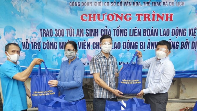 Workers living in difficult circumstances in Ho Chi Minh City receive donations. (Photo: NDO)