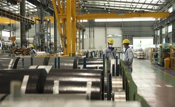  Workers produce rolled steel for export at JFE Shoji Steel Hai Phong Co. Ltd. at VSIP Hai Phong Industrial Park. (Photo: VNA)