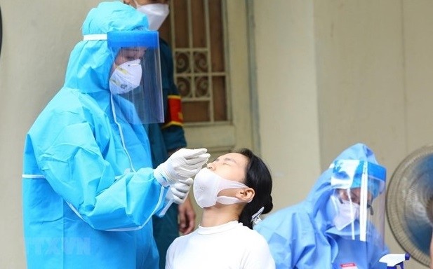 A resident in Hanoi has sample taken for COVID-19 testing (Photo: VNA) 