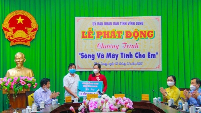 A donor makes a donation to the fundraising event held by the Vinh Long Provincial People’s Committee on October 2, aimed at supporting needy students. (Photo: NDO/Ba Dung)