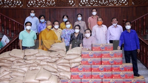 Venerable Thich Minh Quang, head monk of the Phat Tich Pagoda in Vientiane, has presented gifts to the Lao Front for National Construction. (Photo: VNA)