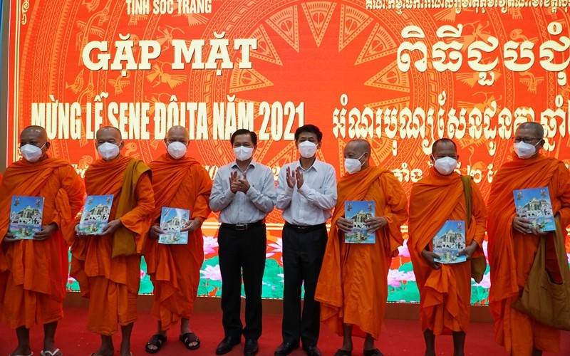 Soc Trang authorities present gifts to outstanding Khmer monks and cadres on the occasion of Sene Dolta.