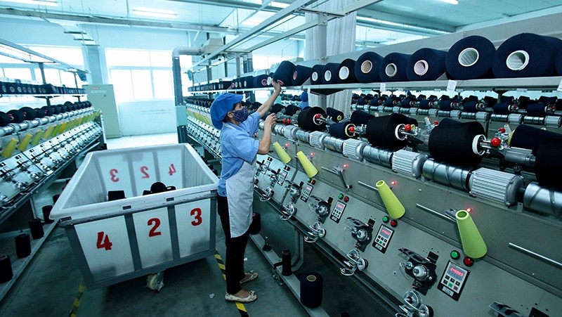 The production line with Chinese investment at Jasan Vietnam Textile and Dyeing Co., Ltd in Pho Noi B Industrial Park (Hung Yen). (Photo: VIET CHUNG)