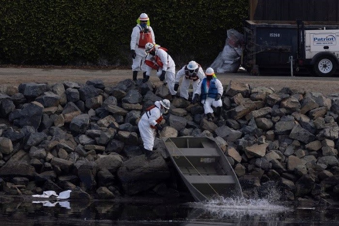 California oil spill cause probed, ship anchor cited as possibility