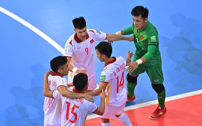 Nguyen Van Hieu (number 14) celebrates with his teammates after scoring against Panama at the Futsal World Cup 2021 on September 16. (Photo: VNA)