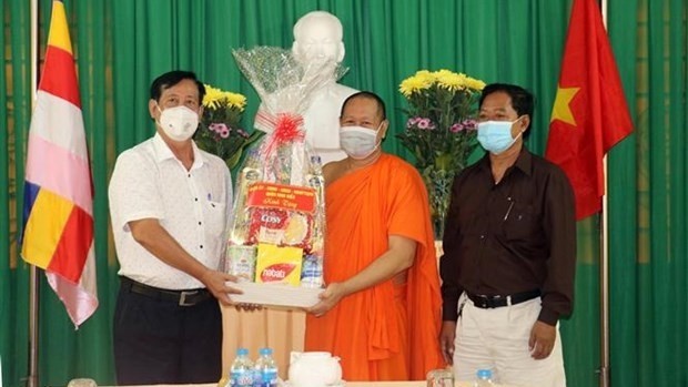 Can Tho officials present gifts to Most Venerable Tran Sone. (Photo: VNA)