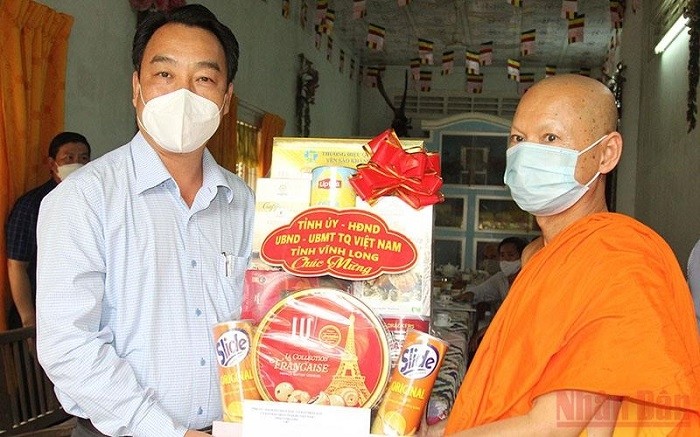 Chairman of Vinh Long provincial People’s Committee Lu Quang Ngoi presents gifts to Buddhist dignitaries and  Khmer people at Hanh Phuc Tang Buddhist temple. (Photo: NDO/Ba Dung)