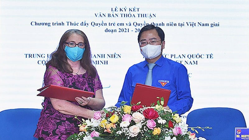 The signing ceremony between Central Committee of the Ho Chi Minh Communist Youth Union and Plan International Vietnam.