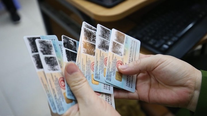 New chip-mounted ID cards will incorporate many types of data. (Photo: VNA)