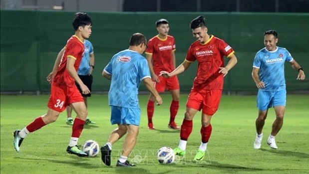 Forward Nguyen Tien Linh (second from right) and other Vietnamese players at a training practice in the UAE (Photo: VNA)