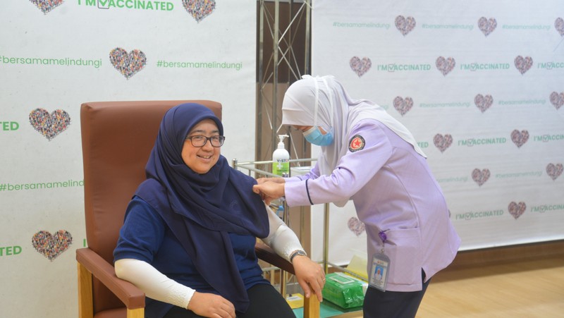 A medical worker in Brunei receives COVID-19 jab. (Photo: Xinhua/VNA)