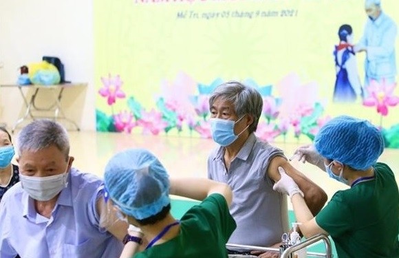The elderly in Hanoi get vaccinated against COVID-19. (Photo: VNA)