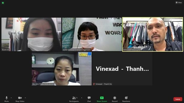 Delegates participating in the virtual seminar. (Photo: hanoimoi.com.vn)