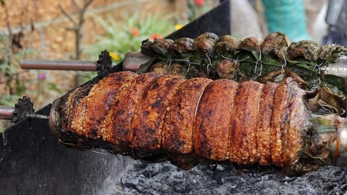 Crunchy roasted pork: A special treat in Duong Lam village (Photo: VNA)