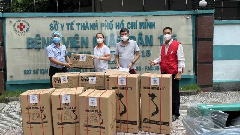 The Ho Chi Minh City Red Cross Society and Quan Quan Manufacturing Trading Service company present medical supplies to hospitals.