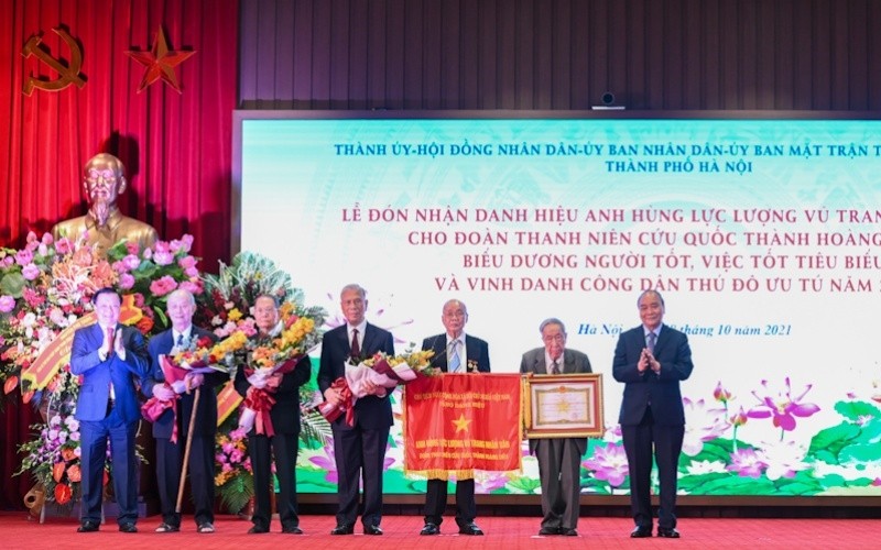 President Nguyen Xuan Phuc awards the “Hero of the People’s Armed Forces” title to the Hoang Dieu Citadel National Salvation Youth Union. (Photo: NDO/Duy Linh)