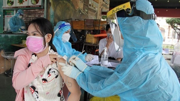 People in Phu Cuong Ward, Thu Dau Mot City, Binh Duong Province are vaccinated. (Photo: VNA)