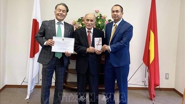 Vietnamese Consul General to Osaka Nguyen Hong Ha (R) receives a token of cash from Chairman of Japan’s Daiyu Steel Co. Ltd Sakuo Inoue (Photo: VNA)