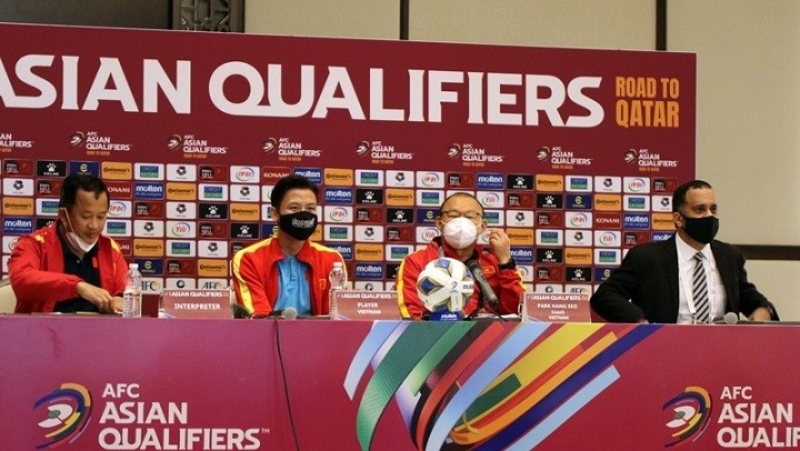 Vietnam head coach Park Hang-seo (second from right) and captain Que Ngoc Hai (second from left) attend a press briefing in Oman on October 11.