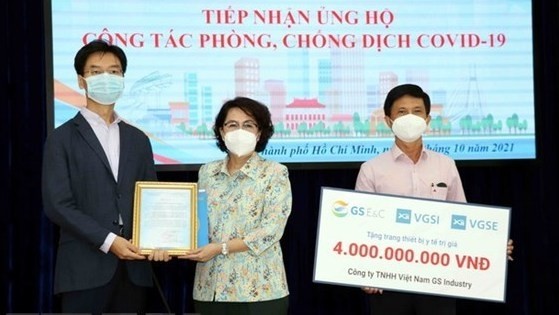 At the ceremony to hand over medical supplies to Ho Chi Minh City (Photo: VNA)