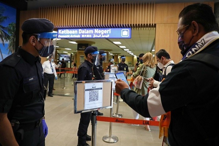 A tourist scans a QR code to check in upon arriving at the airport as Langkawi reopens to domestic tourists, amid the coronavirus disease (COVID-19) pandemic in Malaysia September 16, 2021. (Photo: Reuters)