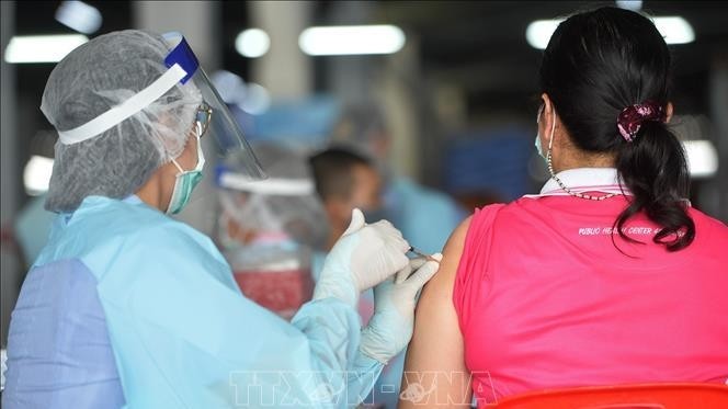 Giving vaccination against COVID-19 to people in Bangkok, Thailand (Photo: Xinhua/VNA)
