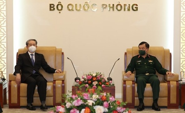 Deputy Defence Minister Senior Lieutenant General Hoang Xuan Chien (R) and Chinese Ambassador to Vietnam Xiong Bo (Photo: VNA)