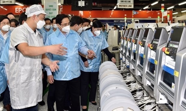 Prime Minister Pham Minh Chinh (second from left) visits the factory of the Samsung Electronics Vietnam Co. Ltd in Thai Nguyen province. (Photo: VNA)
