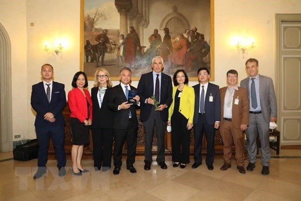 The Vietnamese delegation and President of the Italian Parliamentarians’ Group at IPU and Honorary President of the IPU Pier Ferdinando Casini (fifth from left) (Photo: VNA)